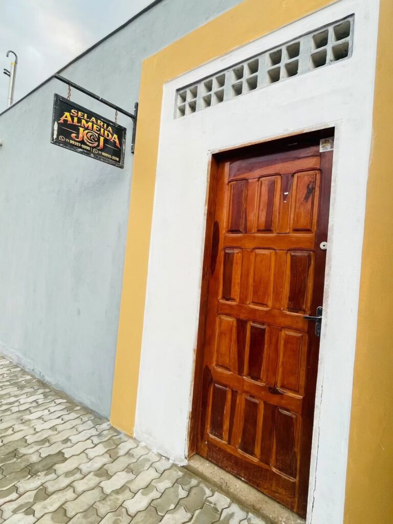 Fachada do escritório da Cavalares Arquitetura Equestre, com porta de madeira e placa