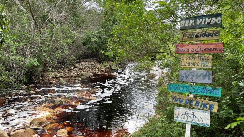 Rio com placas de boas-vindas, em Morro do Chapéu