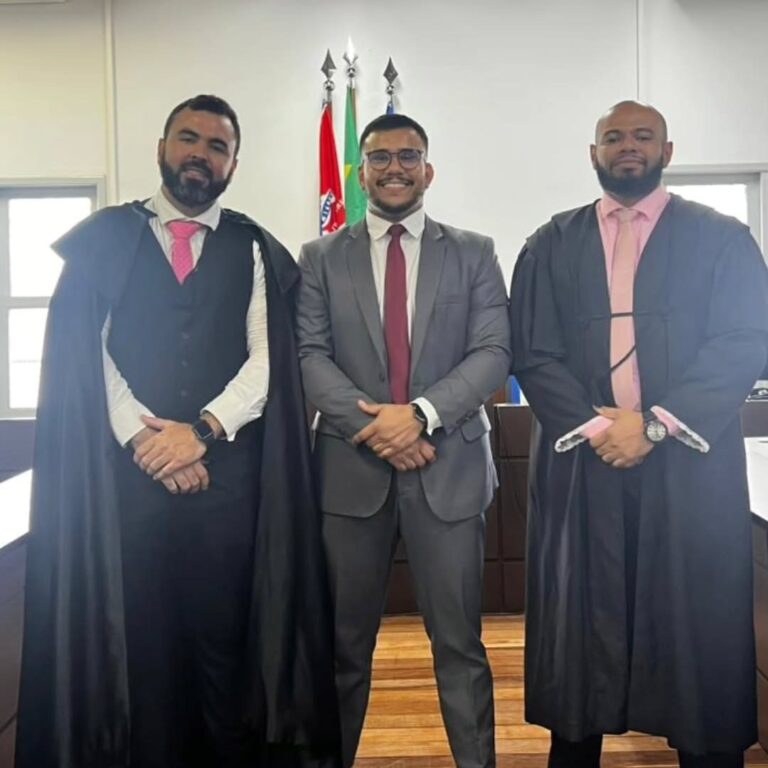 Pedro Avelino com dois colegas advogados de beca em sala de audiência