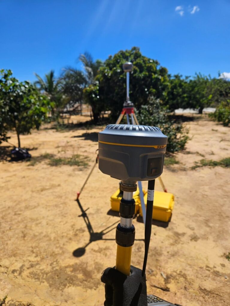 Receptor GNSS montado em tripé em levantamento rural