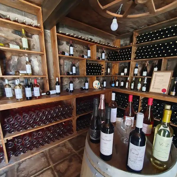 Estantes de vinho na adega da Vinícola Vaz