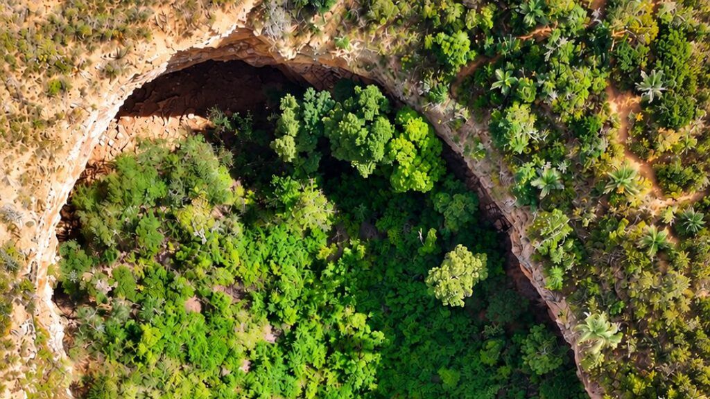 Borda de rocha do Buraco do Possidônio, vista de cima, em Morro do Chapéu