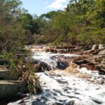Rio Jacuípe correndo sobre as lajes de pedra da Cachoeira de Domingos Lopes