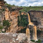 Quedas da Cachoeira do Ferro Doido entre paredões de pedra