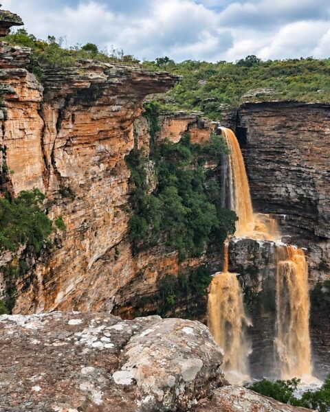 Quedas da Cachoeira do Ferro Doido entre paredões de pedra