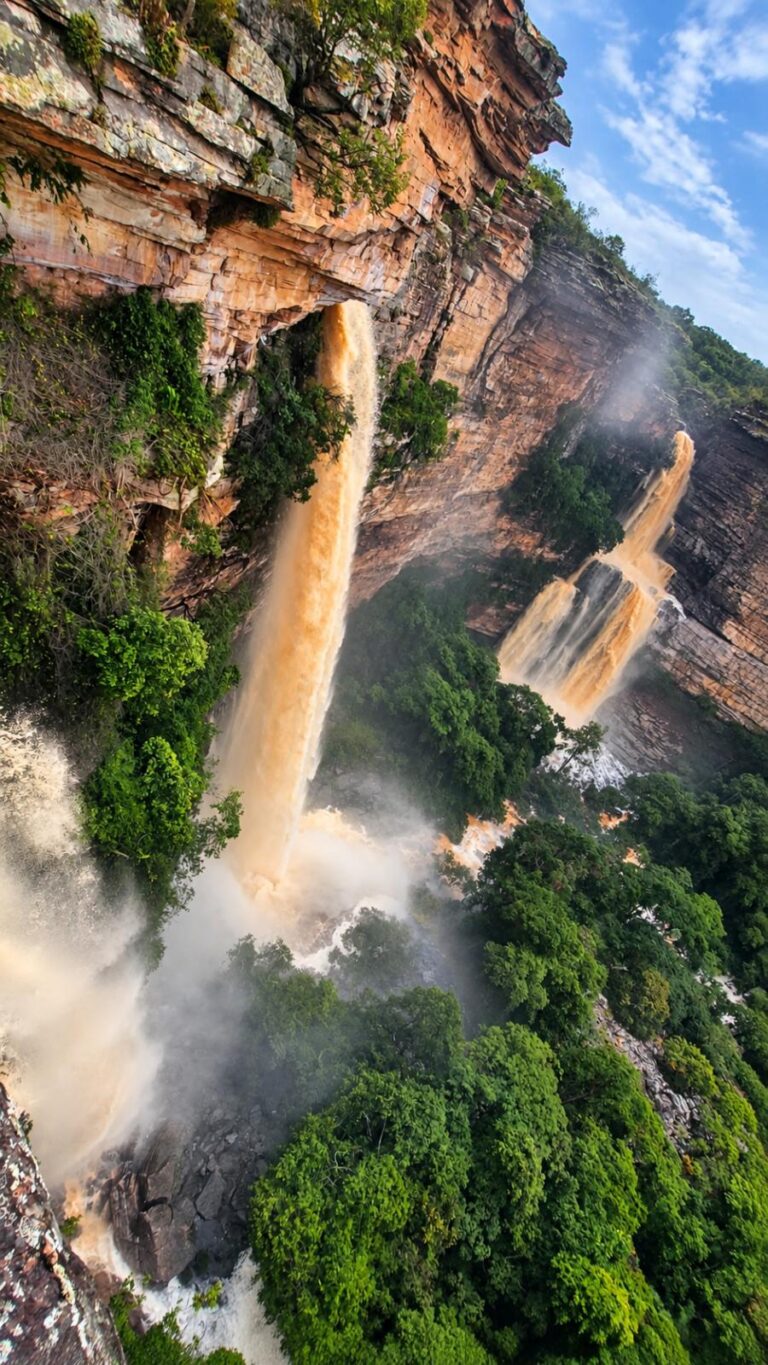 Vista de cima da queda da Cachoeira do Ferro Doido, com a névoa subindo do fundo do cânion