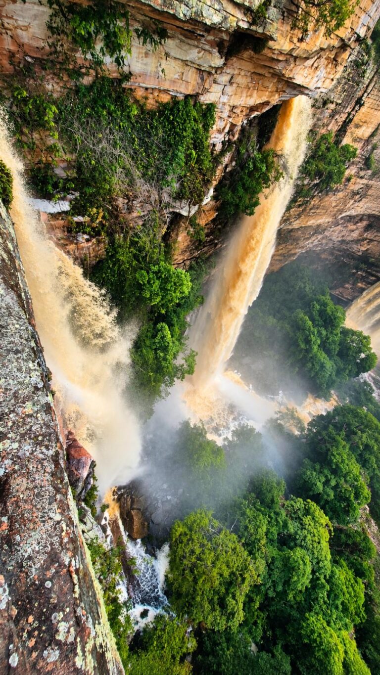 Queda da Cachoeira do Ferro Doido vista de perto, com a água batendo nas pedras do fundo do cânion