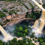 Vista aérea da Cachoeira do Ferro Doido mostrando as duas quedas e a mata do cânion