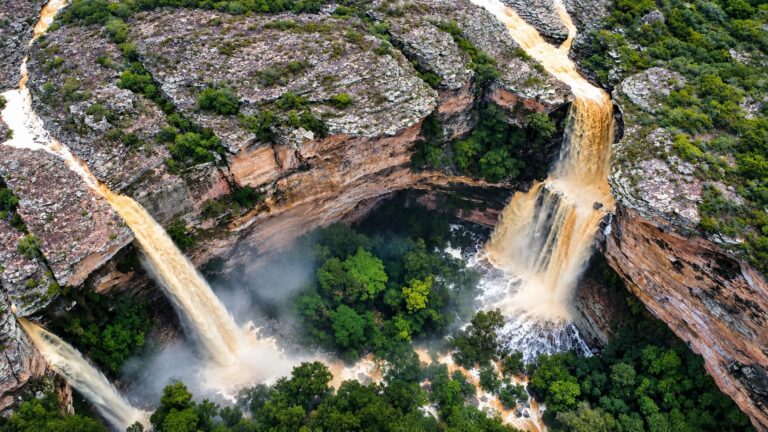 Cachoeira do Ferro Doido vista de cima, entre paredões de arenito