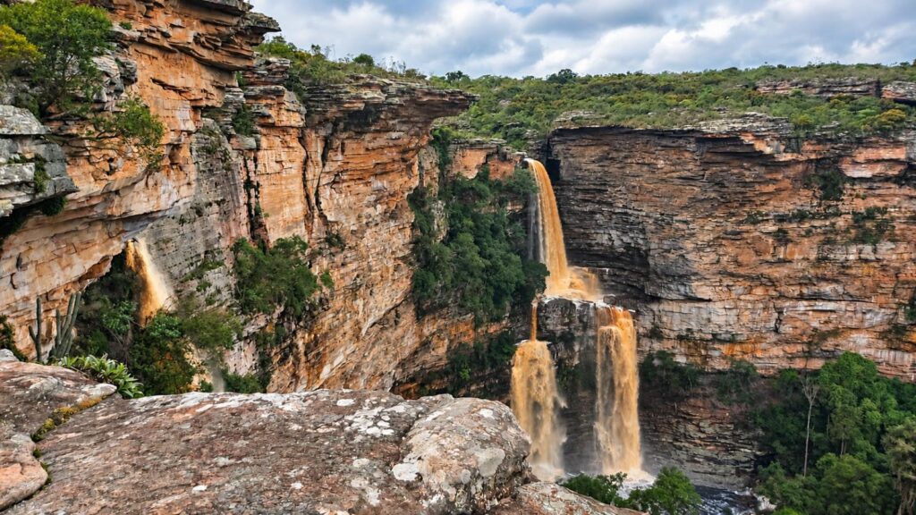 Cachoeira do Ferro Doido vista do mirante, com o cânion e a mata ao redor da queda