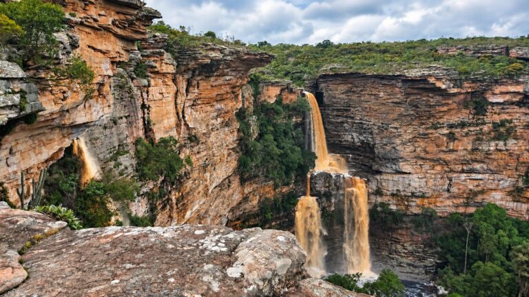Cachoeira do Ferro Doido vista do mirante, com o cânion e a mata ao redor da queda