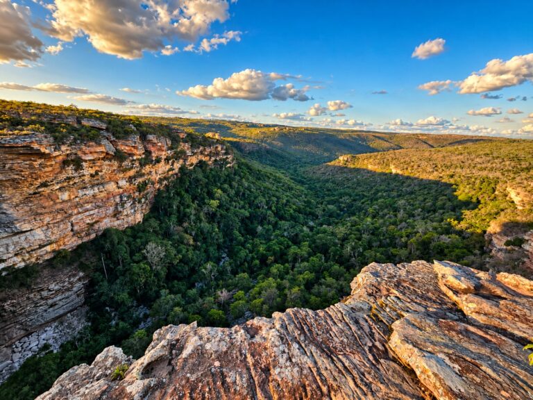 Paredões de arenito no cânion da Cachoeira do Ferro Doido