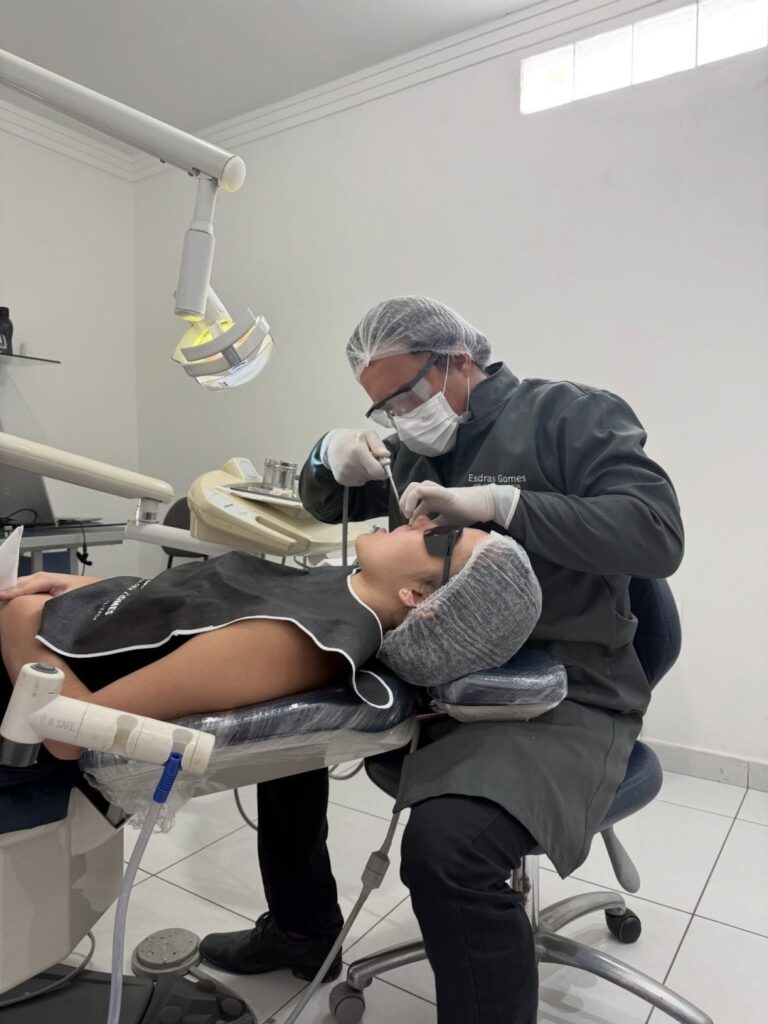 Dr. Esdras Gomes atendendo no consultório em Morro do Chapéu