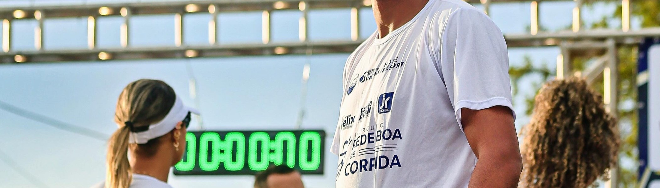 Faixa com atleta em prova de corrida