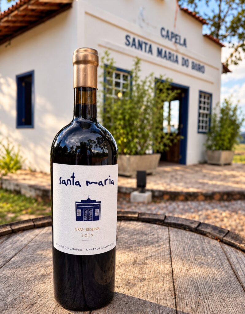 Garrafa de vinho da Santa Maria diante da capela da vinícola