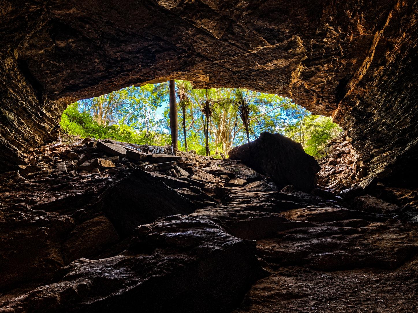 Abertura da Gruta do Cristal vista de dentro da caverna, com a mata iluminada lá fora