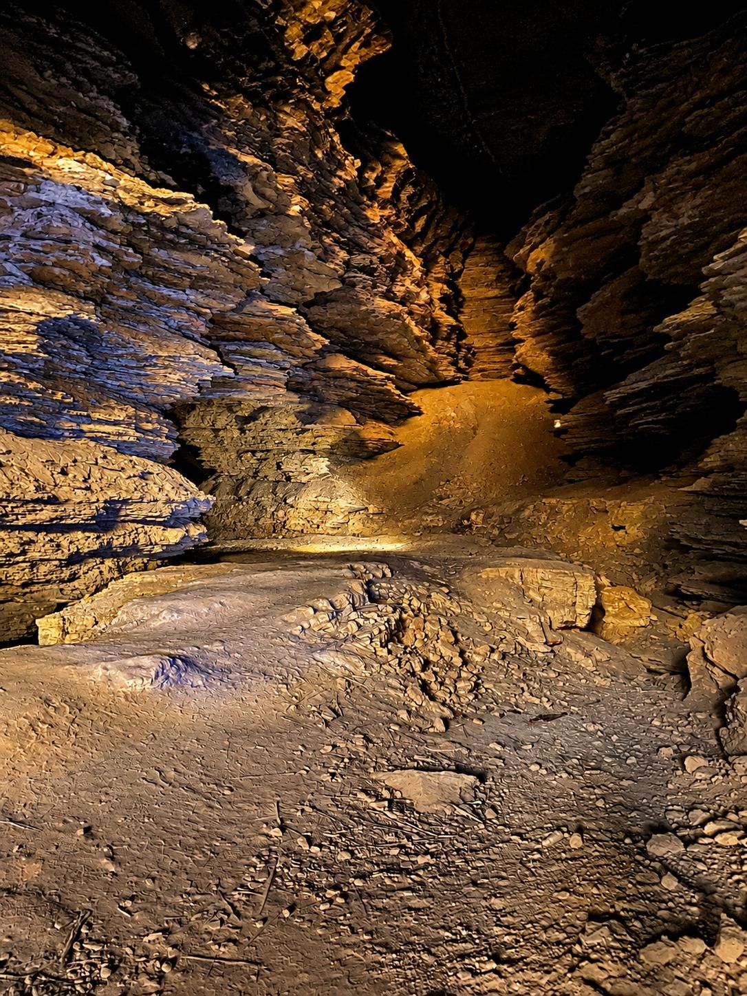 Salão da Gruta do Cristal com chão de areia e paredes em camadas