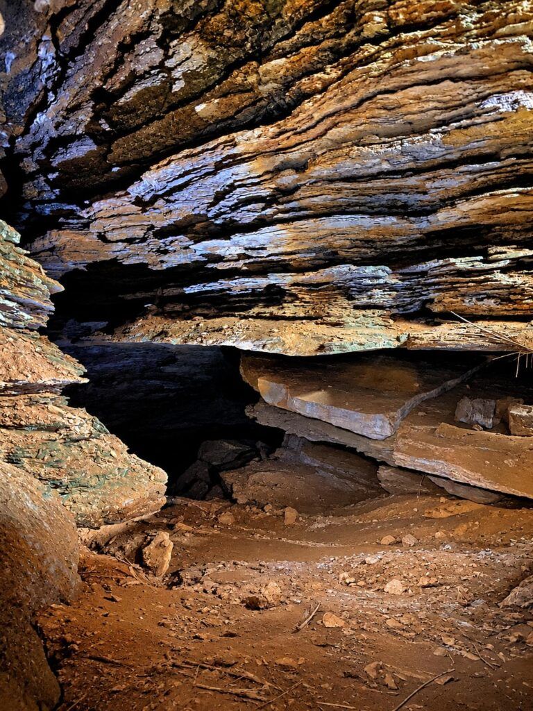Trecho de teto baixo formado por camadas de rocha na Gruta do Cristal