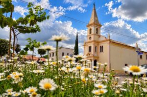 Igreja matriz de Morro do Chapéu com flores na praça em frente