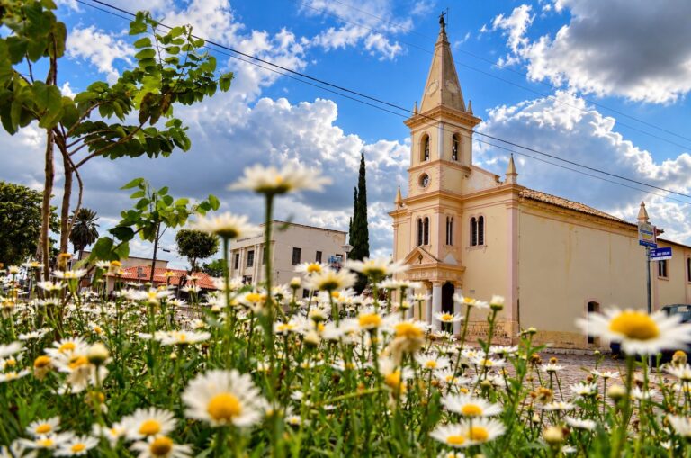 Igreja matriz de Morro do Chapéu vista da praça