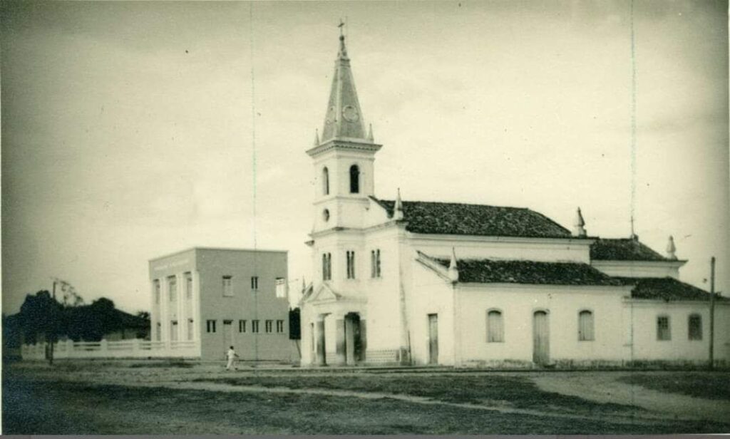 Igreja Matriz de Morro do Chapéu em fotografia antiga em preto e branco, com o largo de terra em frente