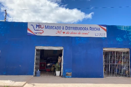 Logotipo circular do Mercado e Distribuidora Rocha com carrinho de compras e slogan