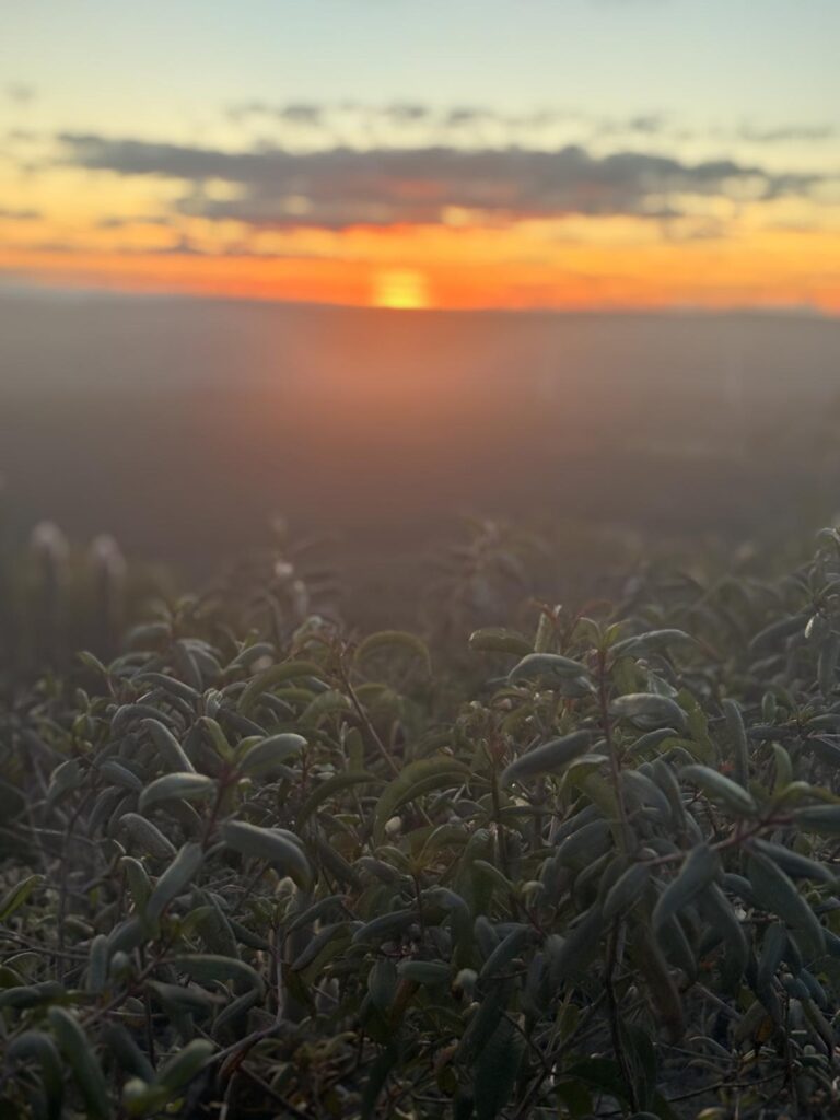 Pôr do sol visto do alto do Morrão, em Morro do Chapéu, com a planície ao fundo