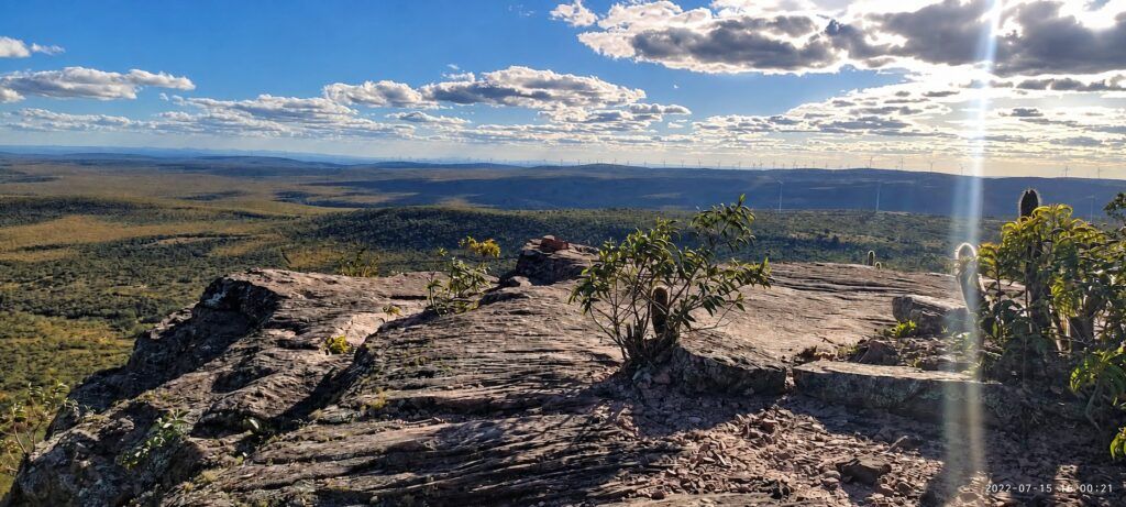 Pedras do topo do Morrão com a vista da Chapada e as torres eólicas no horizonte, em Morro do Chapéu