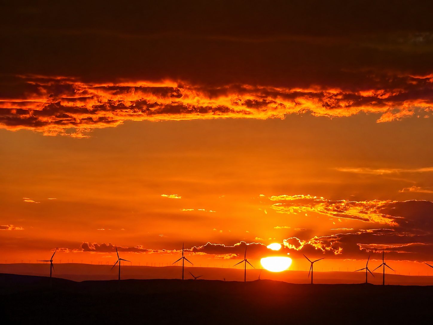 Pôr do sol com aerogeradores visto do alto do Morrão, em Morro do Chapéu, no norte da Chapada Diamantina na Bahia