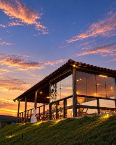 Pavilhão envidraçado da Vinícola Sertania ao entardecer