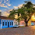 Casario colorido da Rua do Padre Juca, em Morro do Chapéu, ao pôr do sol
