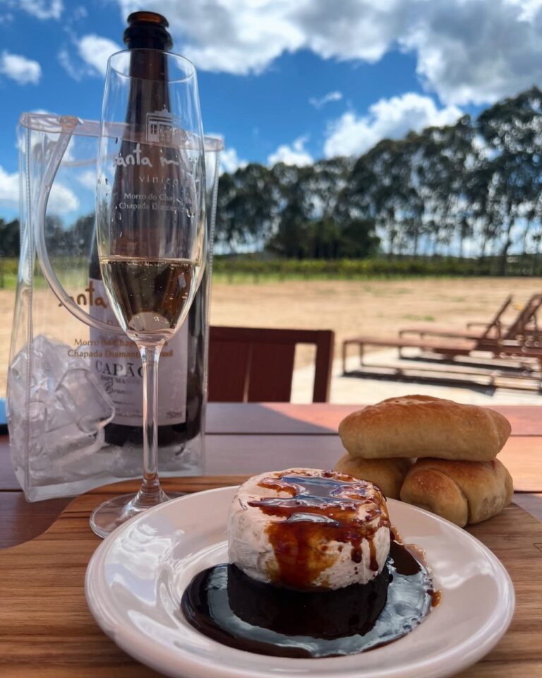 Sobremesa e taça de vinho no terraço da Vinícola Santa Maria