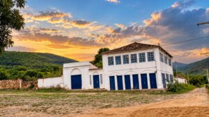Casarão da Vila do Ventura ao entardecer