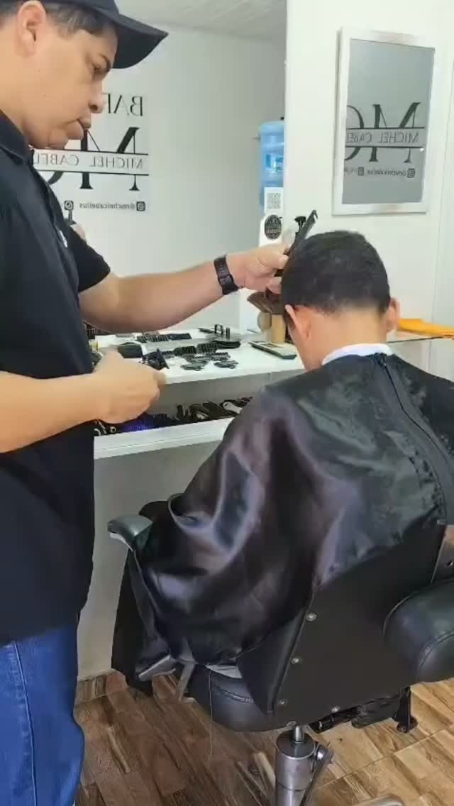 Michel Cabellus atendendo na barbearia