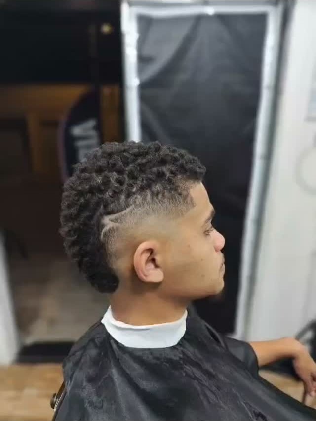 Degradê com risco em cabelo cacheado feito na Barbearia MC