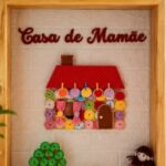 Placa da Casa de Mamãe com uma casinha de fuxico