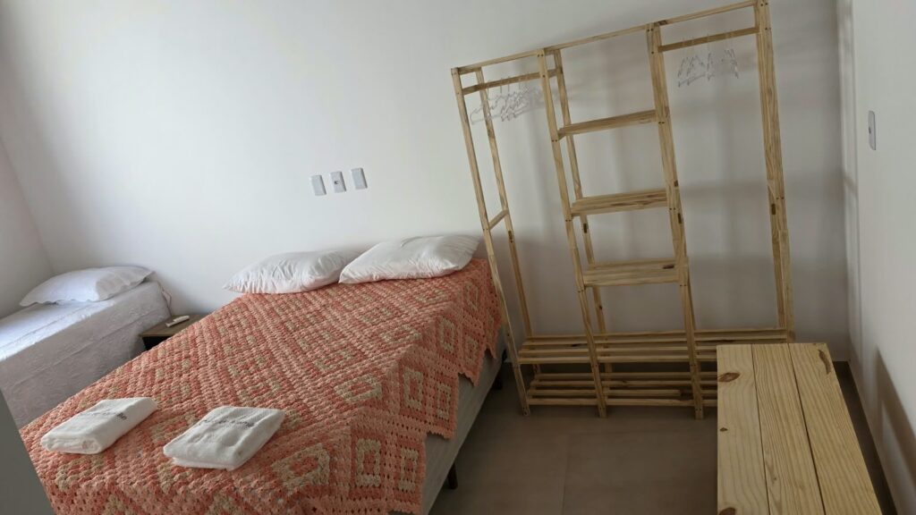 Quarto da Casa de Mamãe com cama de casal e cama de solteiro