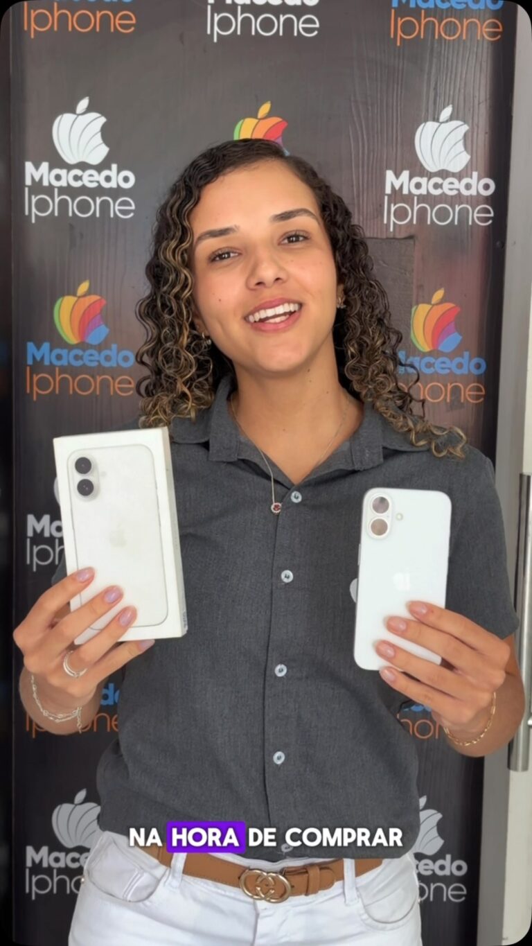 Vendedora sorridente segura caixas de iPhone diante de banner da Macedo Iphone