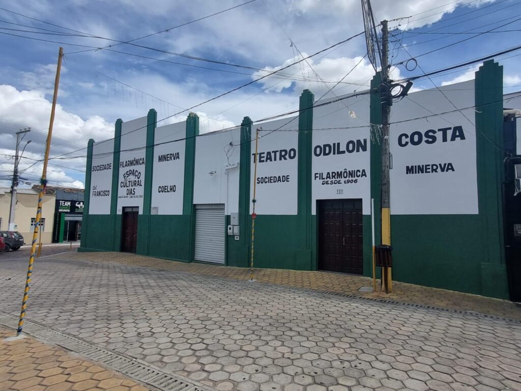 Fachada do Teatro Odilon Costa, sede da Filarmônica Minerva, em Morro do Chapéu