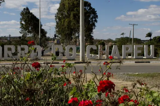 Letreiro com o nome Morro do Chapéu na entrada da cidade, com rosas vermelhas em primeiro plano