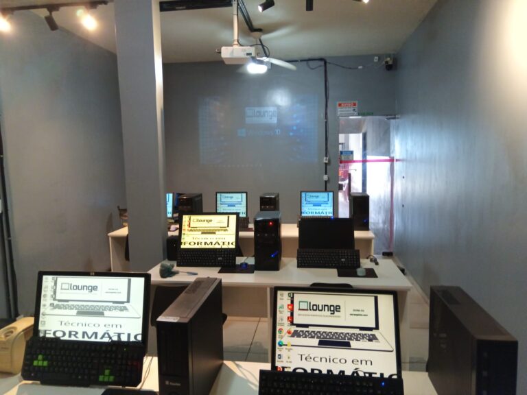 Sala de informática da Lounge em Morro do Chapéu