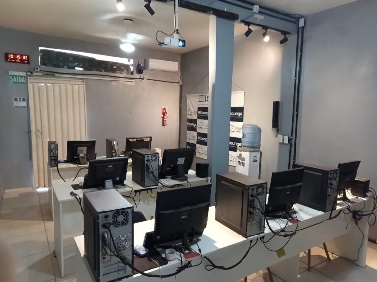 Computadores da sala de aulas da Lounge Informática