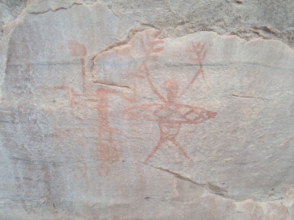 Pintura rupestre da Toca do Pepino: figuras humanas e um arco, em Morro do Chapéu