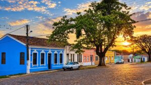 Rua do Padre Juca ao pôr do sol, com casario colorido, para quem faz a viagem para Morro do Chapéu