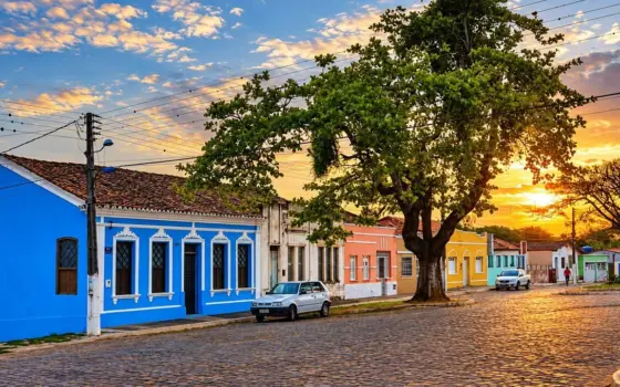 Rua do Padre Juca ao pôr do sol, com casario colorido, para quem faz a viagem para Morro do Chapéu